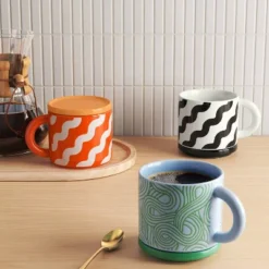 17 Fl Oz Stoneware Squiggly Print Lidded Mug - Room Essentials™